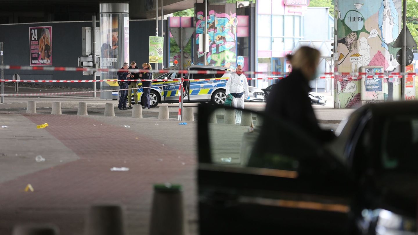 Mit scharfem Gegenstand: Mann verletzt mehrere Menschen in Bielefeld – Fahndung läuft