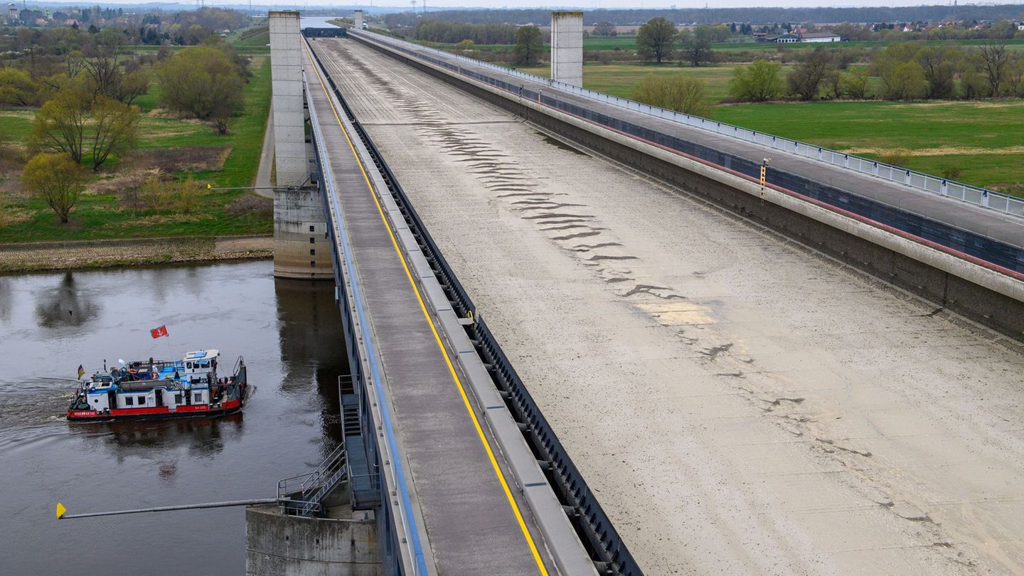 Schifffahrt: Trogbrücke bei Magdeburg wird wieder mit Wasser befüllt
