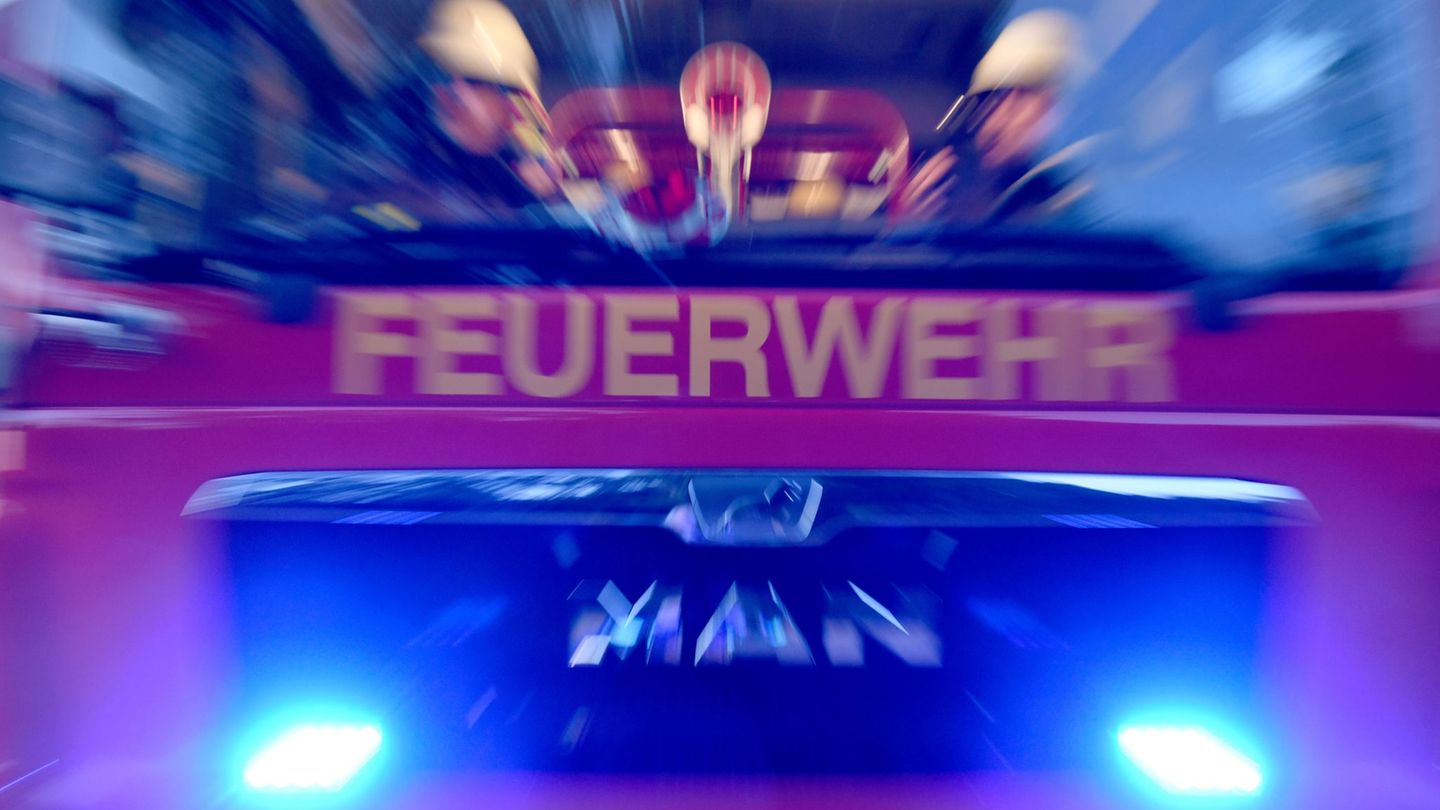 Unfall: Radfahrer stürzt in drei Meter tiefe Baugrube
