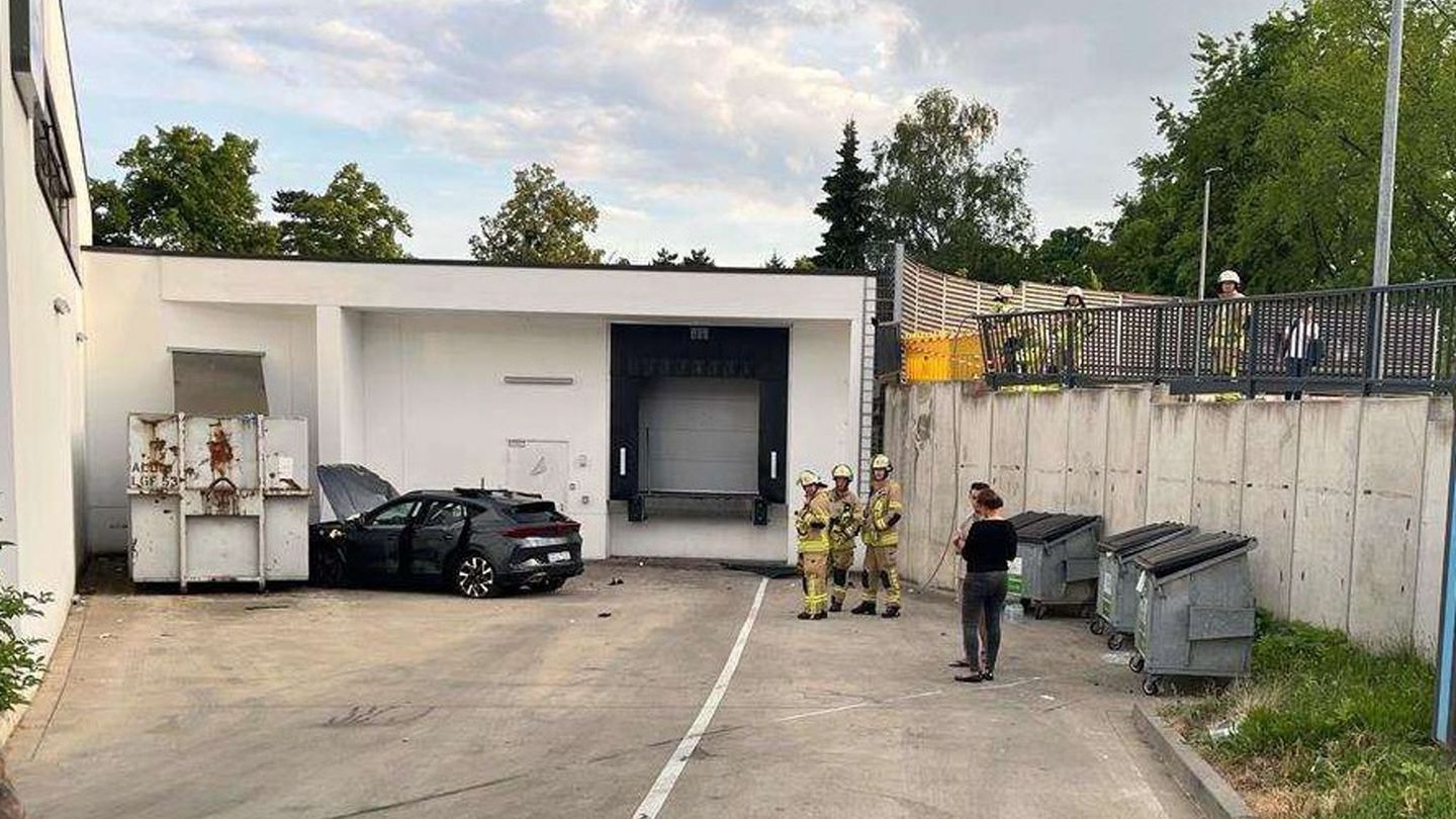 Spektakulärer Unfall: 18-Jähriger durchbricht mit Auto Brüstung und stürzt ab