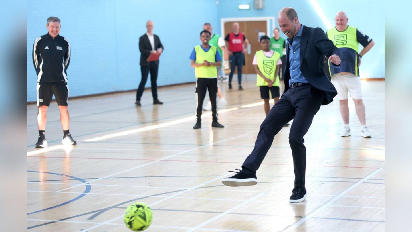 Prinz William: In Anzug und Sneakern zeigt er Fußballkünste