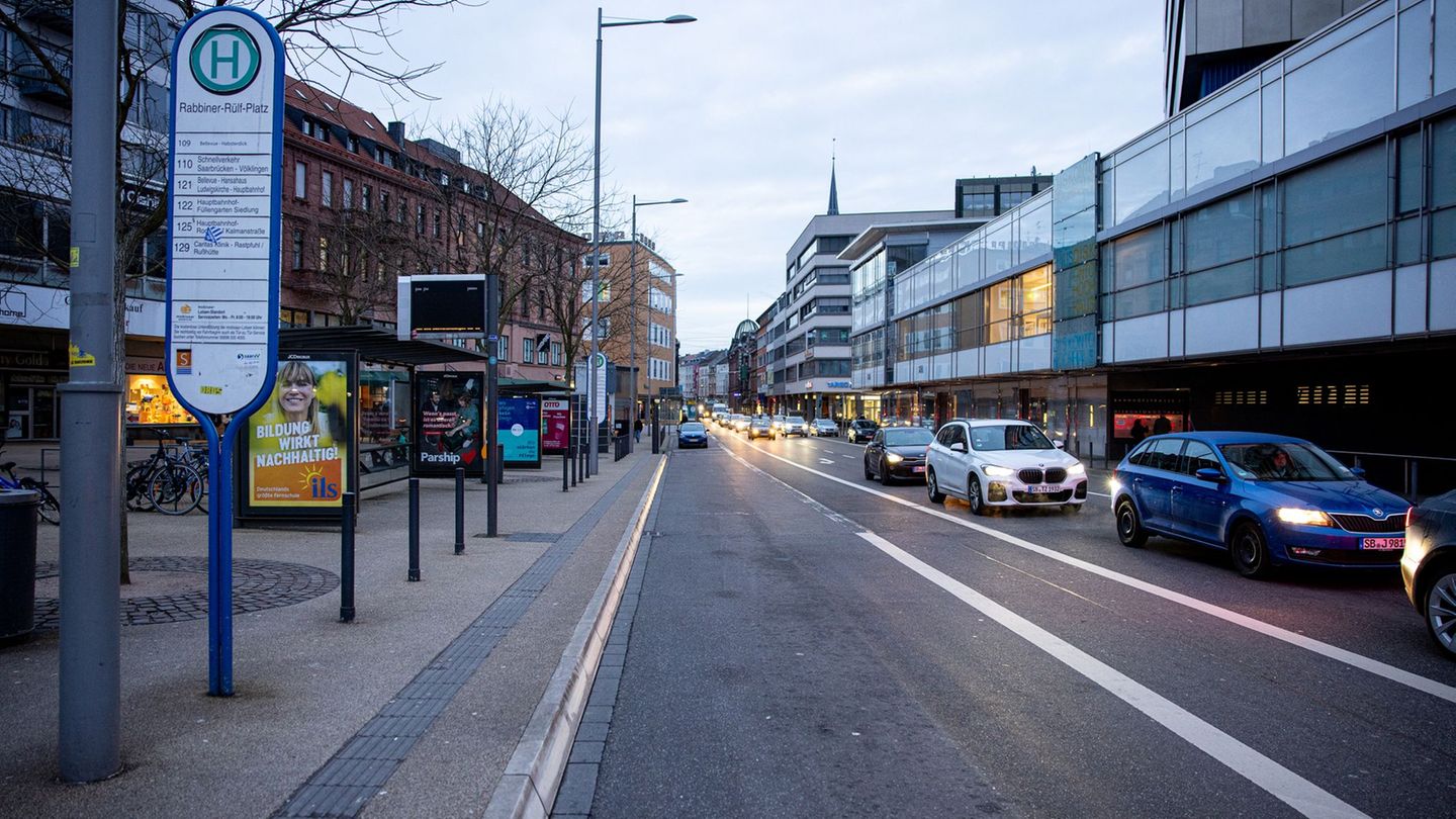 Saarbrücken: Passant an Bushaltestelle mit Messer bedroht