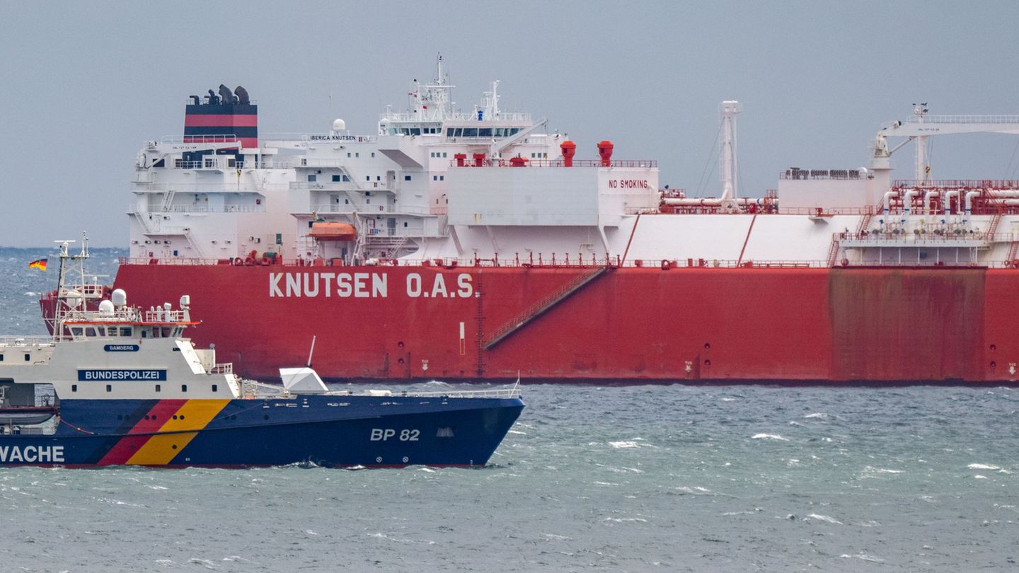 Schifffahrt: Auf Grund gelaufener LNG-Tanker im Zielhafen entladen
