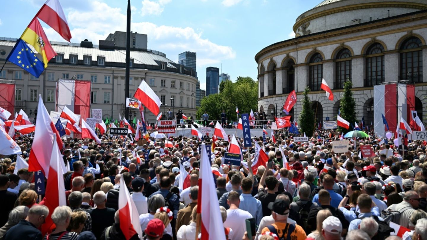 Vor Präsidenten-Stichwahl in Polen: Großdemonstrationen beider Lager in Warschau