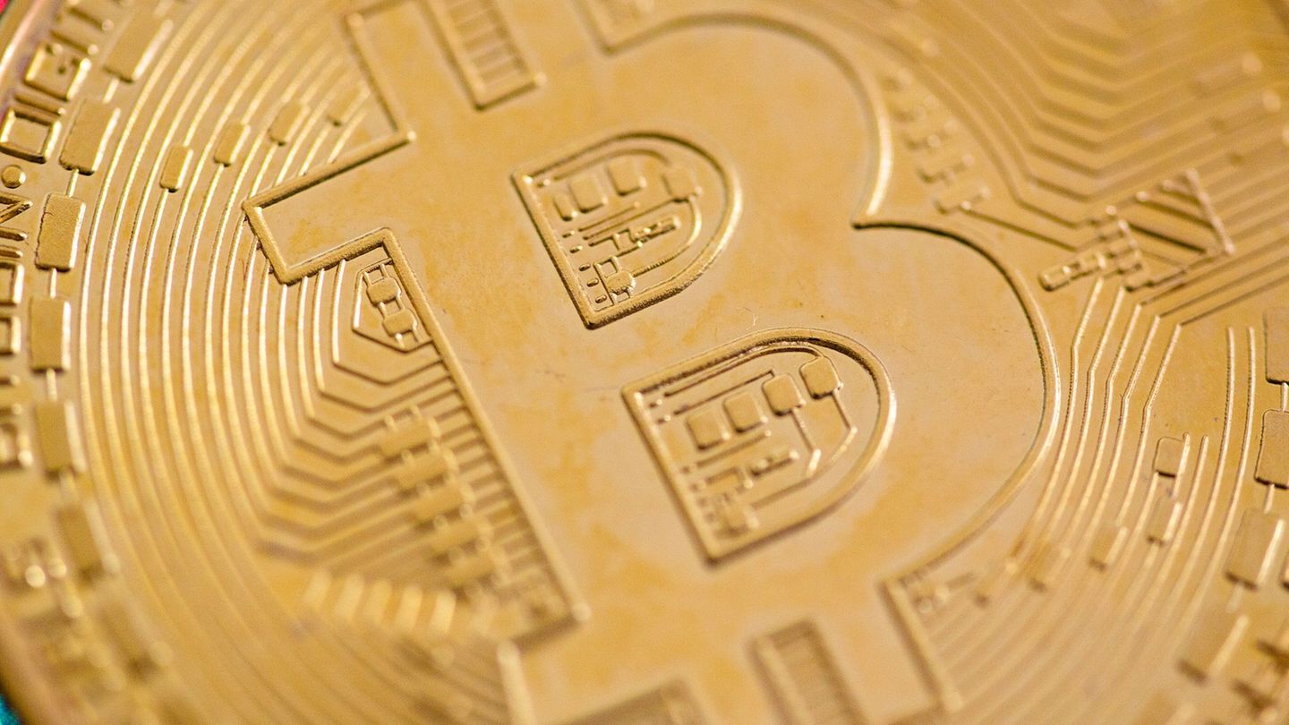 Kryptowährung: Bitcoin fängt sich nach Verlusten bei 106.000 US-Dollar