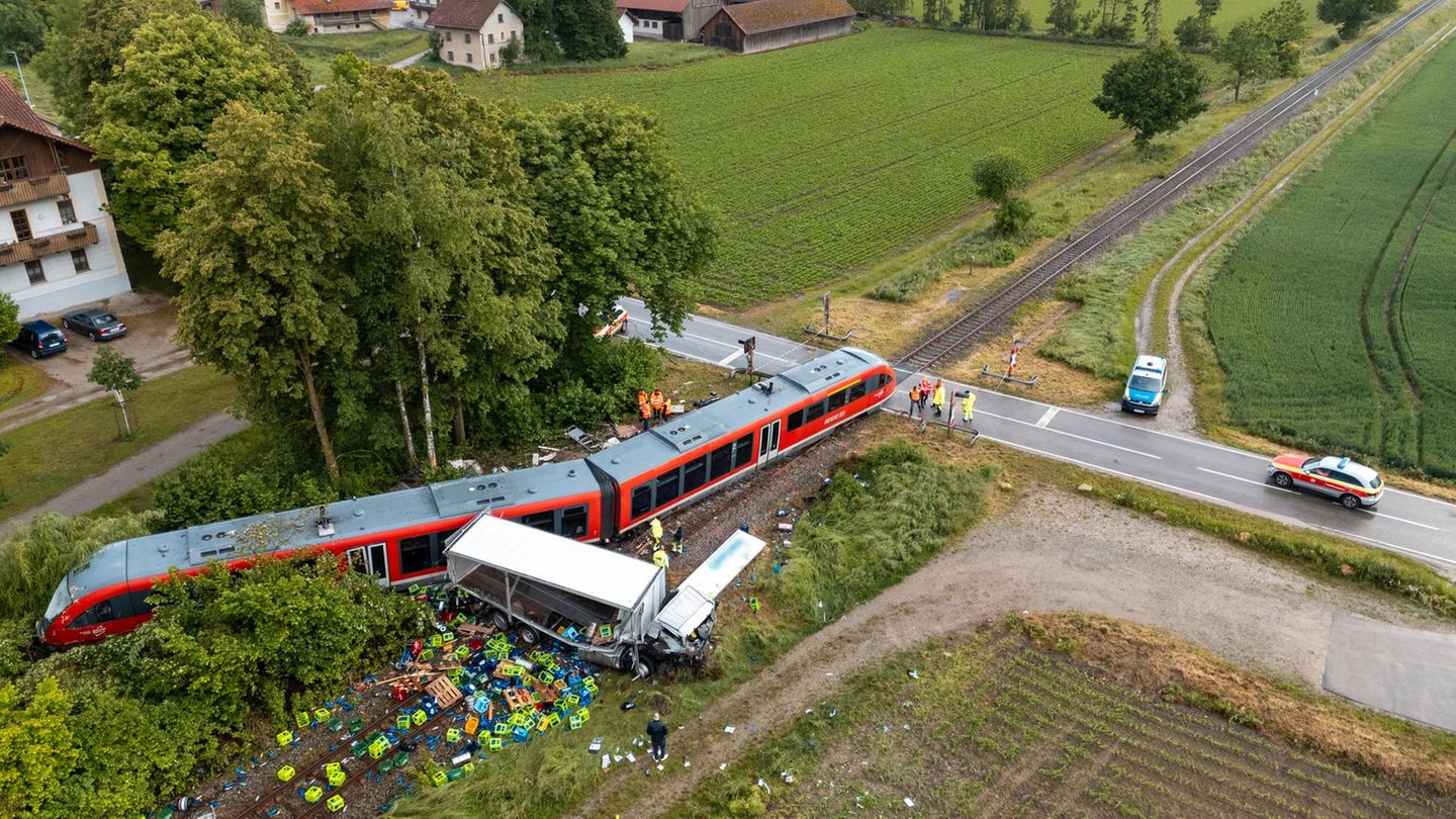 Verkehr: Nach Bahnunfall: Regionalzug geborgen, Gutachter vor Ort