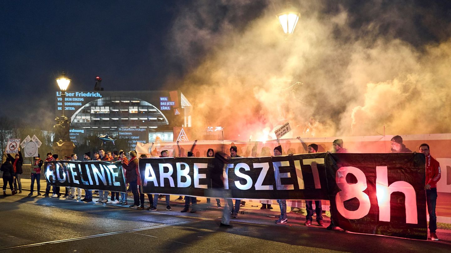 Mehr und länger arbeiten?: Studie: Neue „Wochenarbeitszeit“ bringt Zwölf-Stunden-Tage