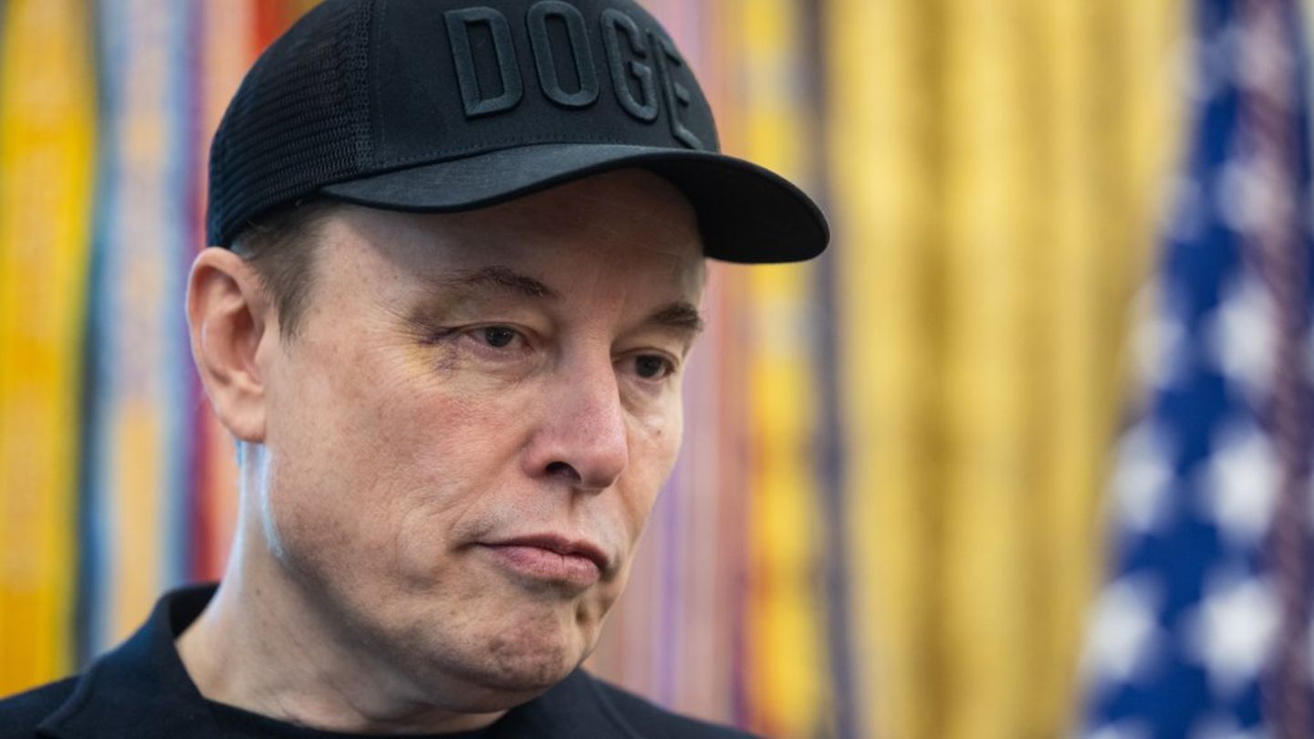 Elon Musk: Er zeigt sich mit Veilchen bei Donald Trump