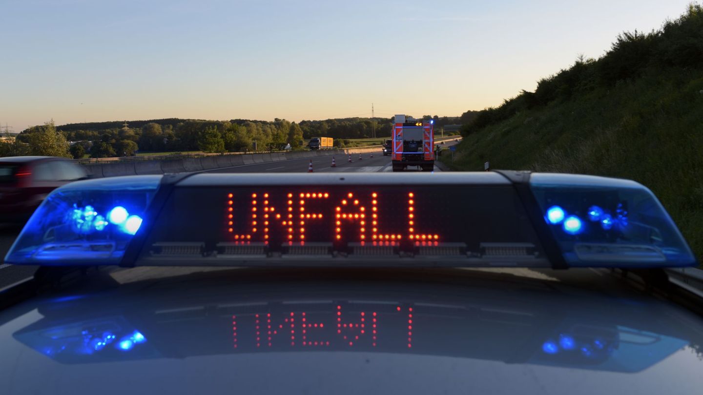 Unfälle: Sattelzug auf Autobahn umgekippt – Stundenlange Vollsperrung
