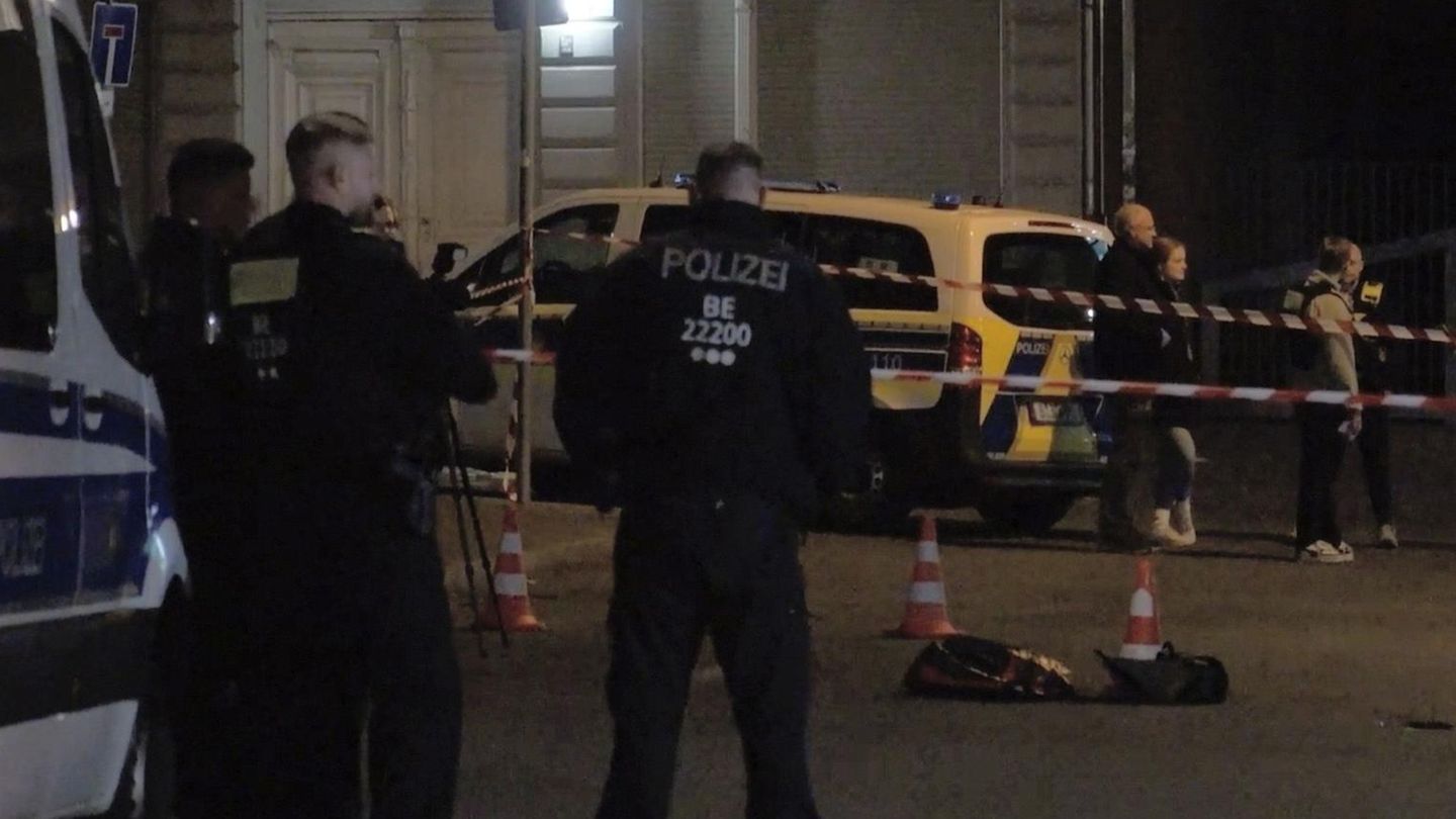 Berlin-Neukölln: Mann sticht Polizisten vor Polizeiwache in den Hals