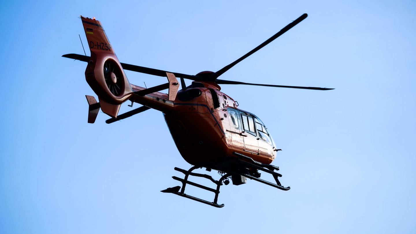 Kollision von Auto und Moped: Jugendliche bei Unfall auf Feldweg lebensbedrohlich verletzt