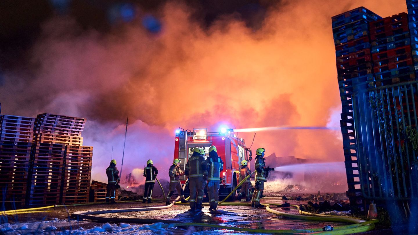 225 Feuerwehrleute im Einsatz: Löscharbeiten bei Lagerhalle in Berlin dauern an