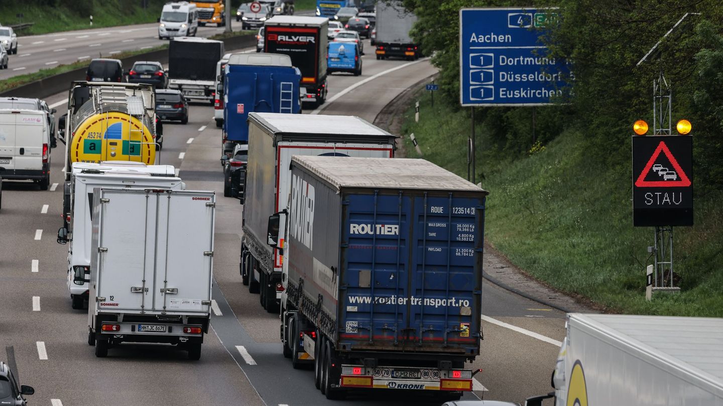 Verkehr: Wieder langes Wochenende – wieder volle Autobahnen