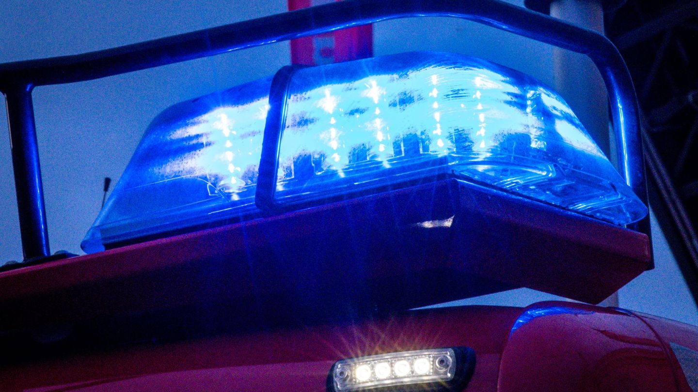Mecklenburgische Seenplatte: Feuerwehr löscht brennende Halle mit Hunderten Strohballen