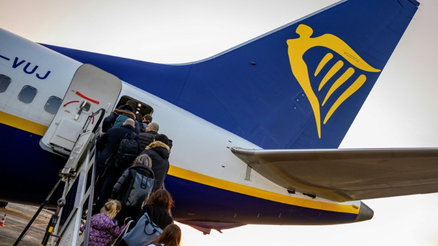 Flugzeug gerät über Bayern in Turbulenzen – Sicherheitslandung und Verletzte