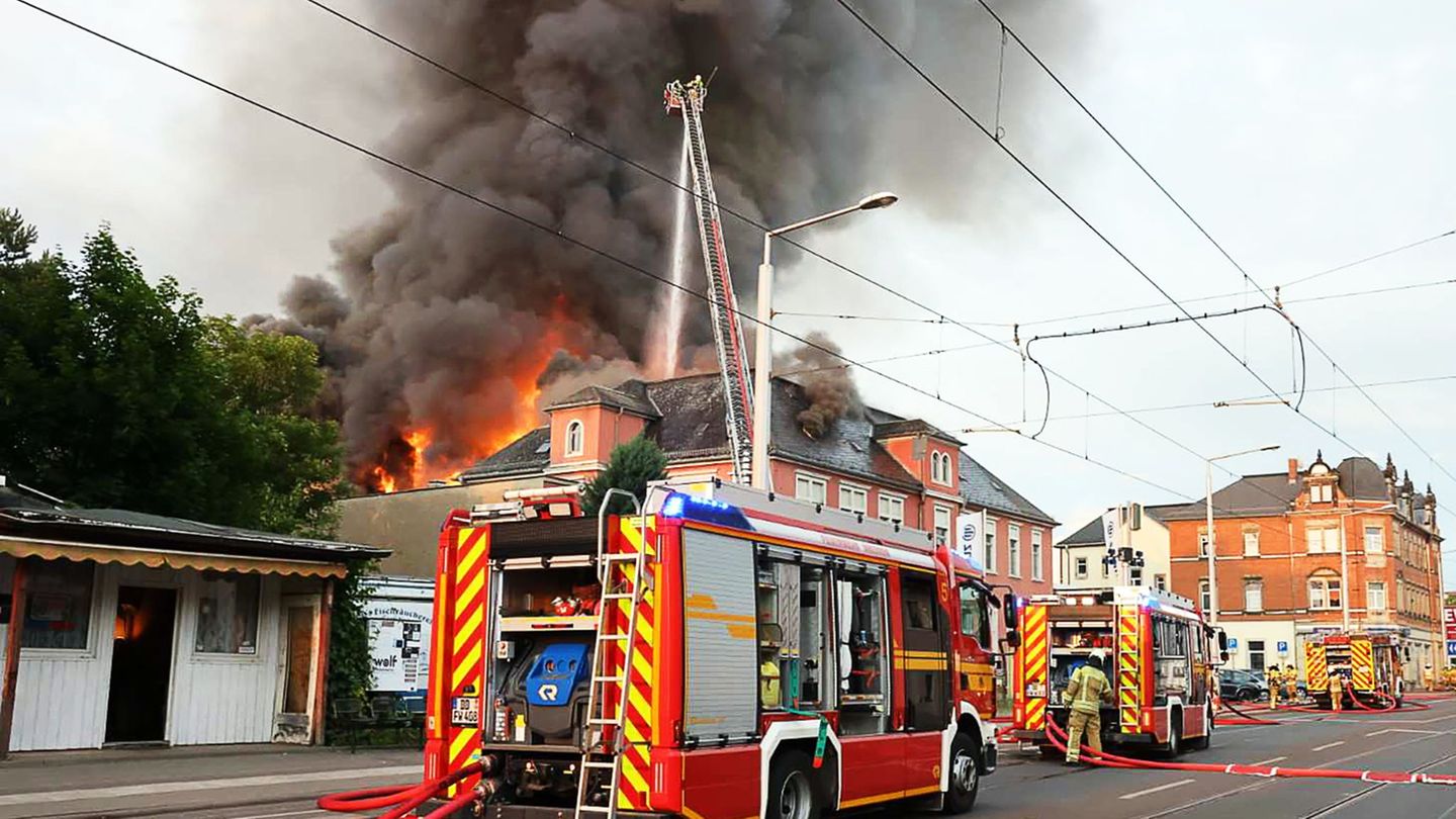 Brände: Ehemalige Staatsoperette in Dresden in Flammen