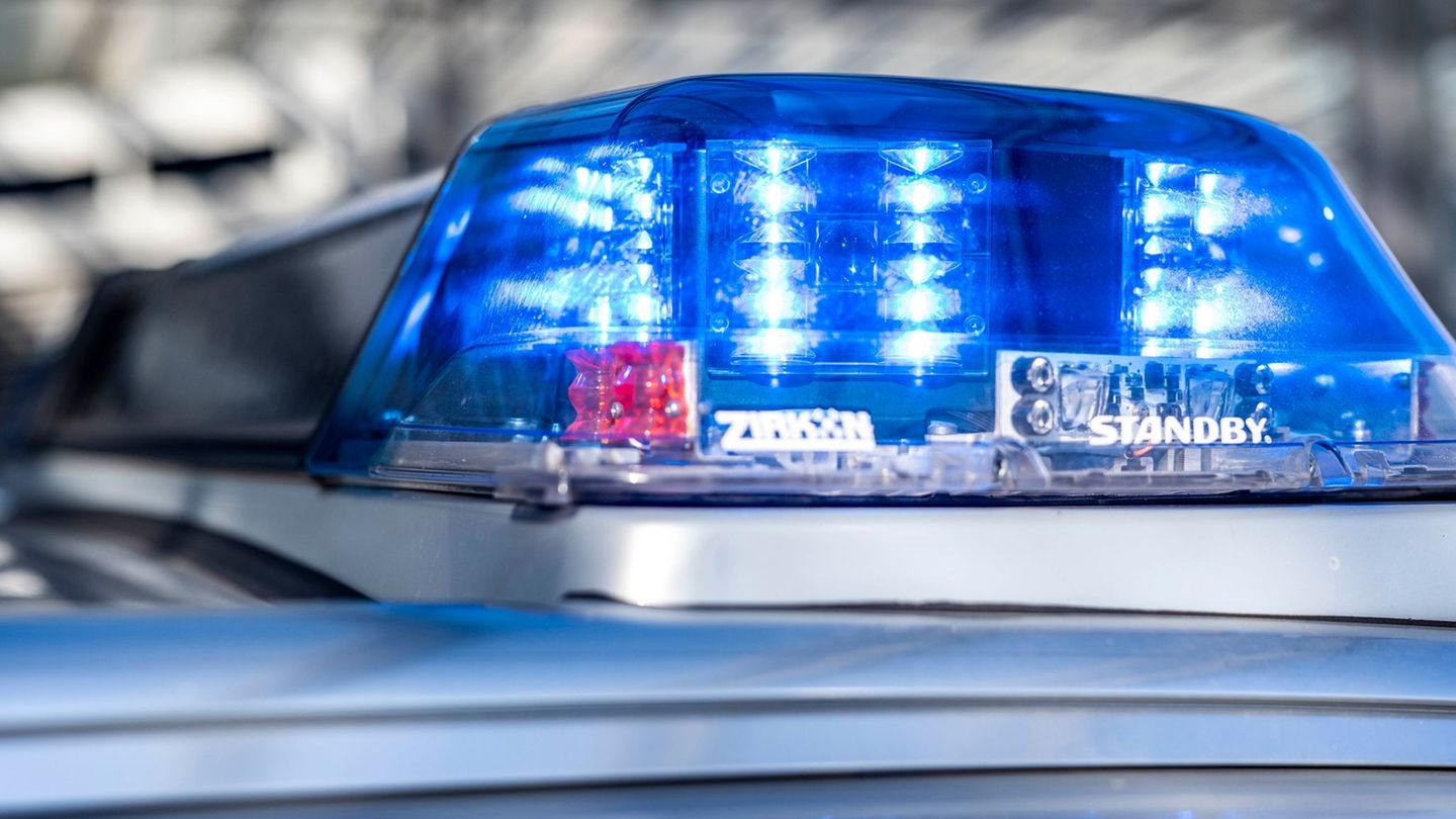 Unfall: Auto landet in Bach – Fahrerin lebensgefährlich verletzt