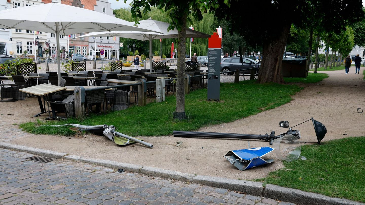 Unfall am Marktplatz: Autofahrer verliert vor Eisdiele Kontrolle – fünf Verletzte