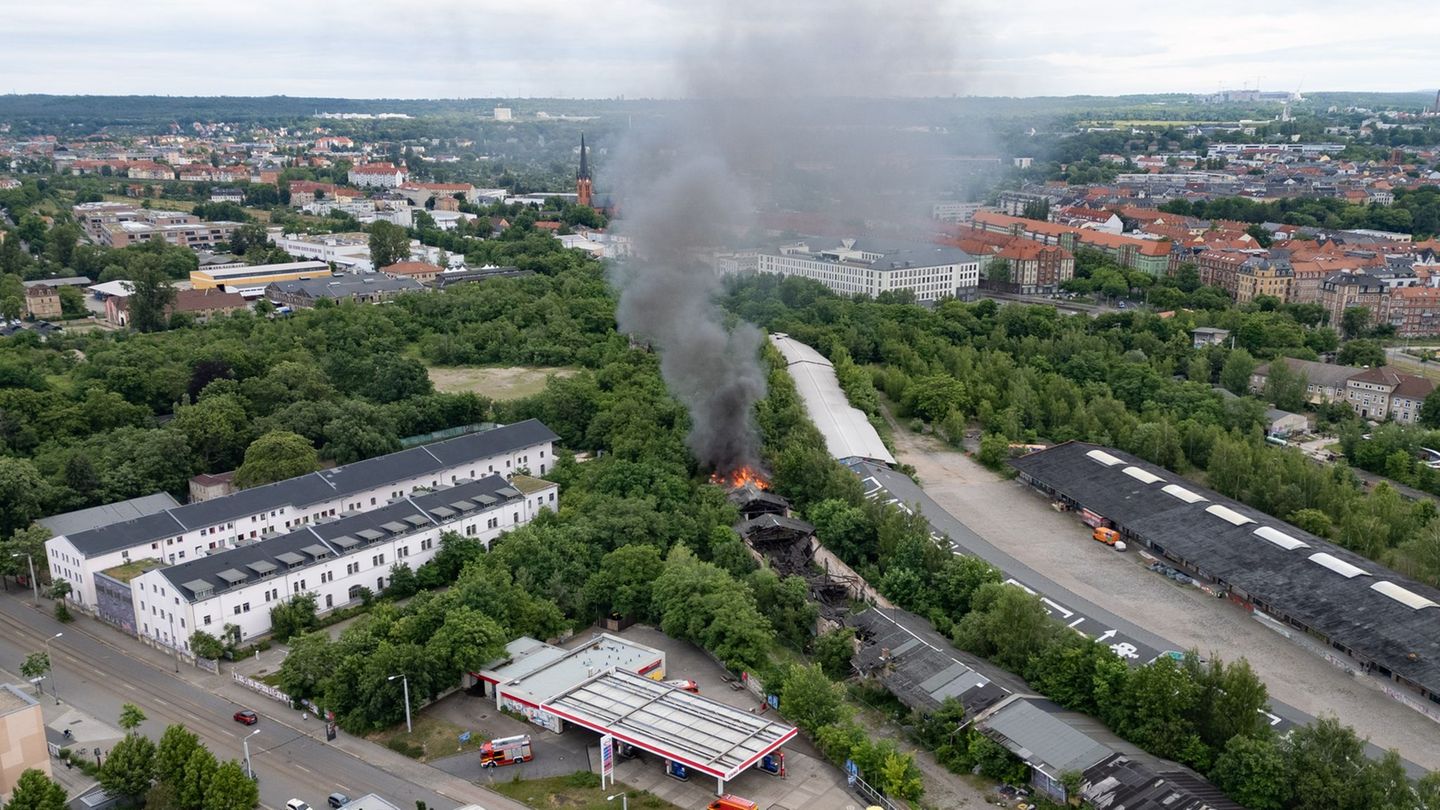 Brände: Brand in leerem Gebäude in Dresden – Warnung an Anwohner