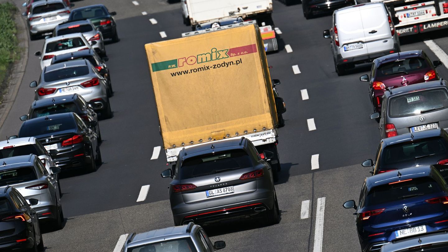Verkehr: Viel Verkehr zum Start ins Pfingstwochenende erwartet