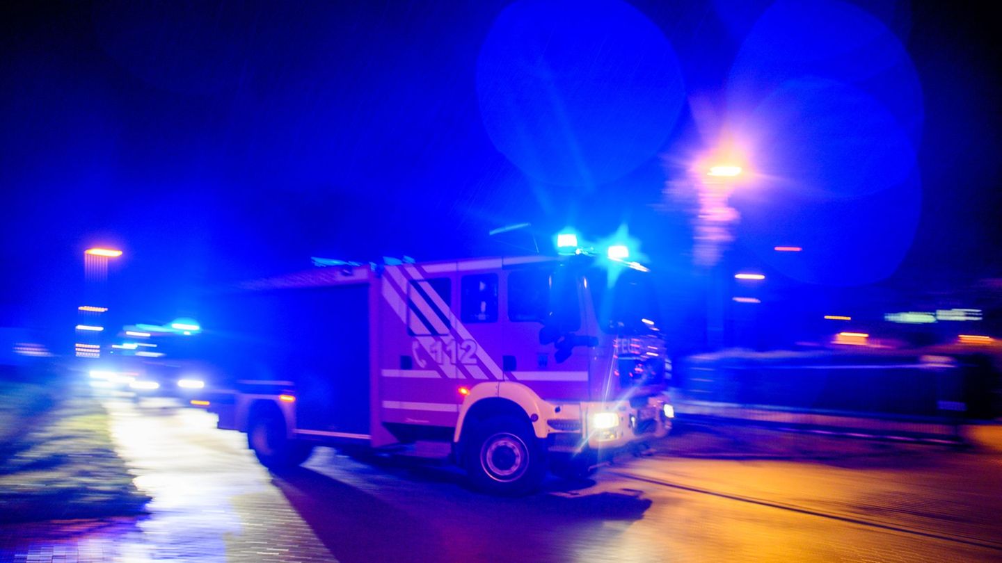 Unfälle: Lastwagen voller Möbel brennt nach Unfall komplett aus
