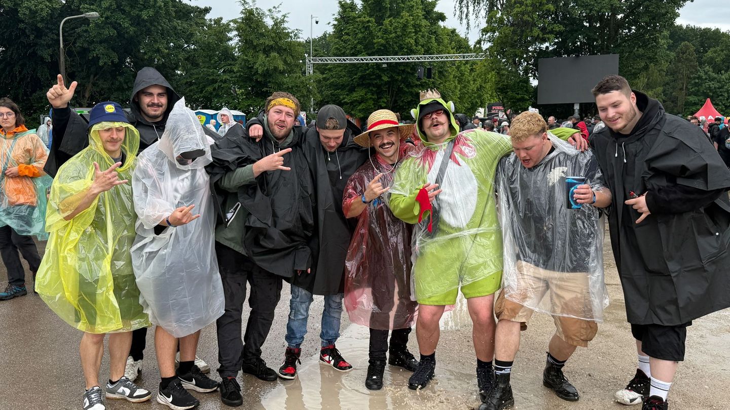Festival-Jubiläum: Fans feiern im Regenponcho bei Rock im Park