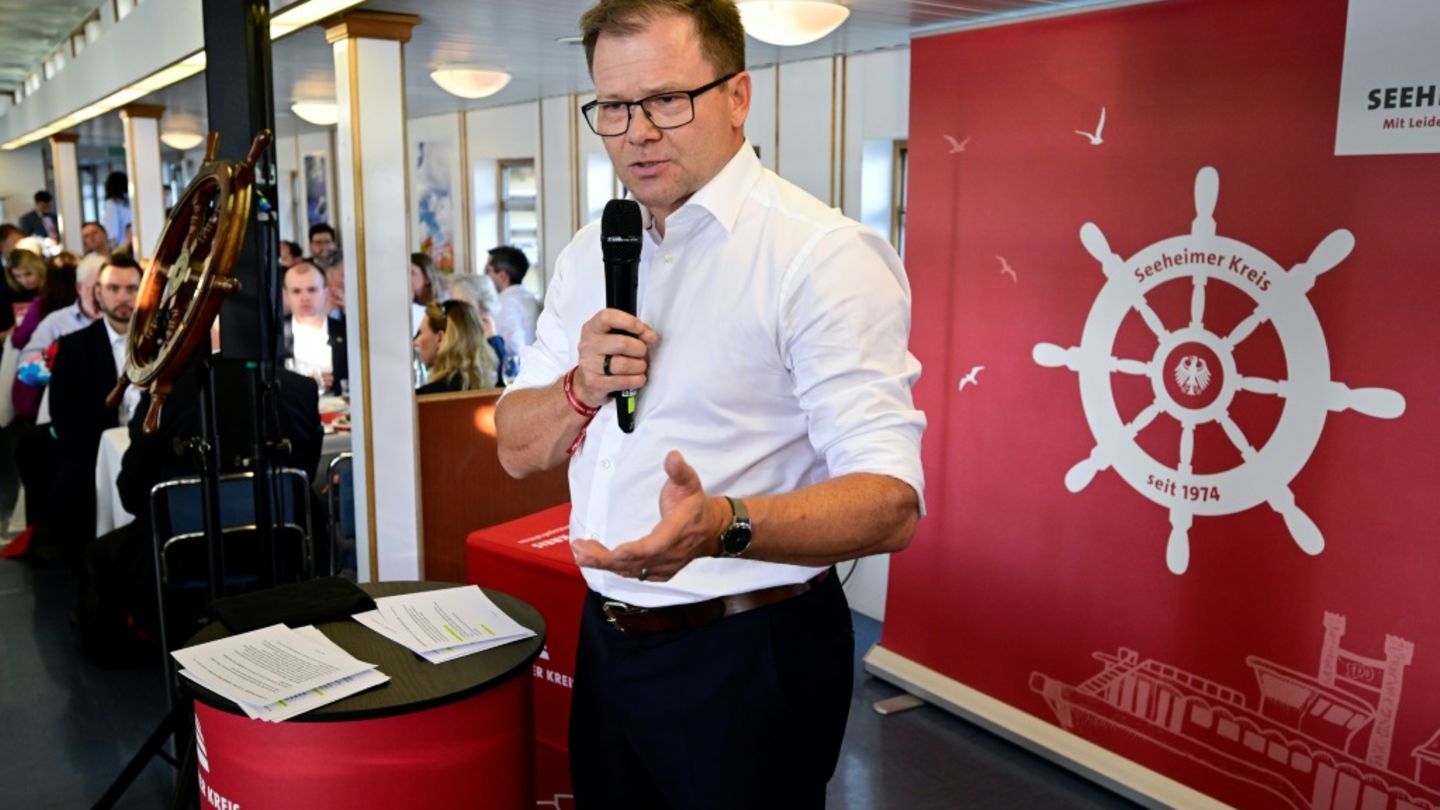 Umweltminister Schneider will mit Extremsegler Herrmann für Meeresschutz werben