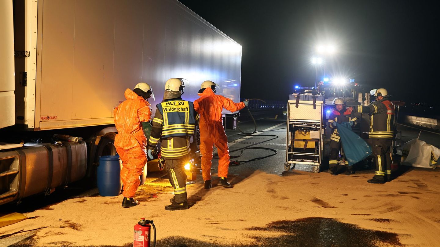 Pfingstverkehr behindert: Heckträger verloren, Diesel ausgelaufen – Autobahn dicht