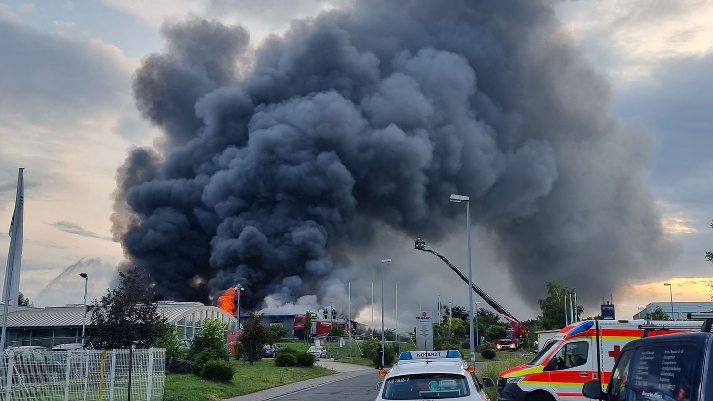 Feuerwehreinsatz: Großbrand mit Millionenschaden – Gasflaschen explodieren