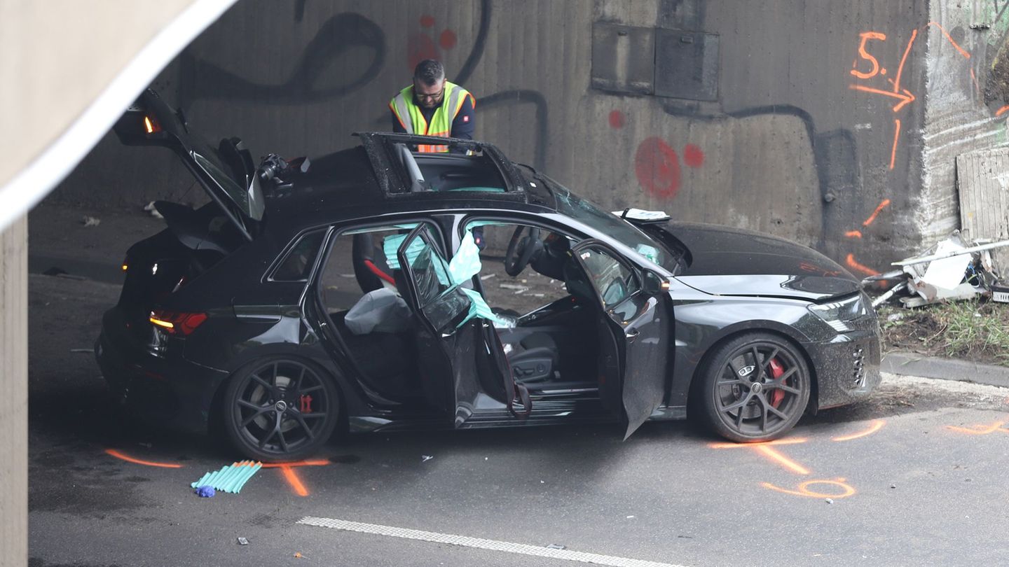 Regennasse Fahrbahn: Auto prallt auf A57 gegen Mauer – Fahrer wird reanimiert