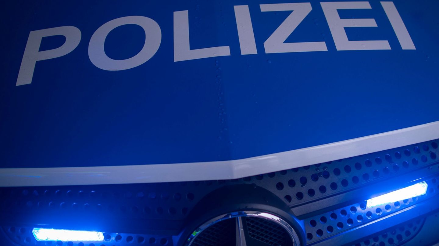 Mannheim: Auto prallt in Streifenwagen und brennt