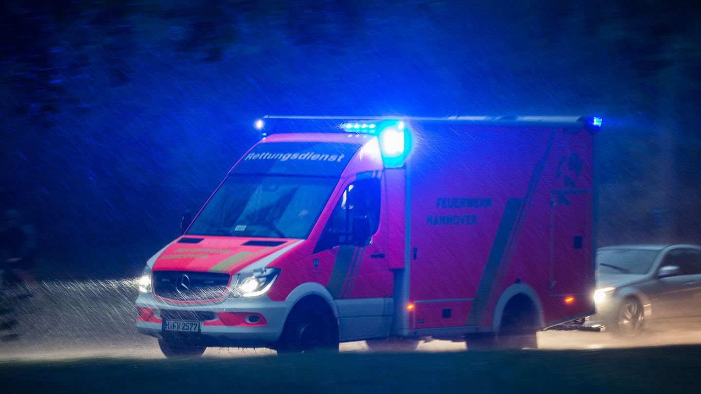 Unfälle: Fahrer kollidiert mit Baum und wird schwer verletzt