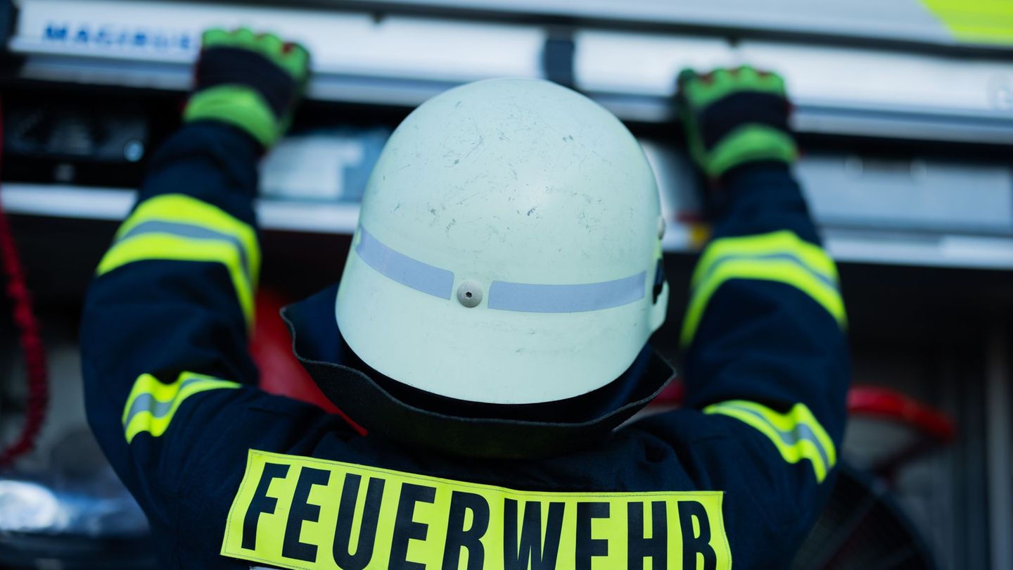 Brände: Abbrennen von Unkraut misslingt – Feuer zerstört Auto