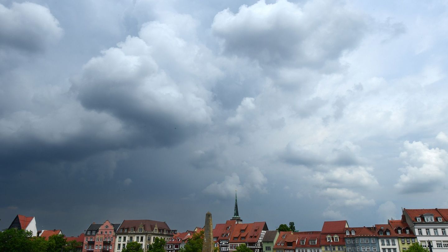 Wolkenhimmel: Pfingstwochenende mit schwierigem Wetter