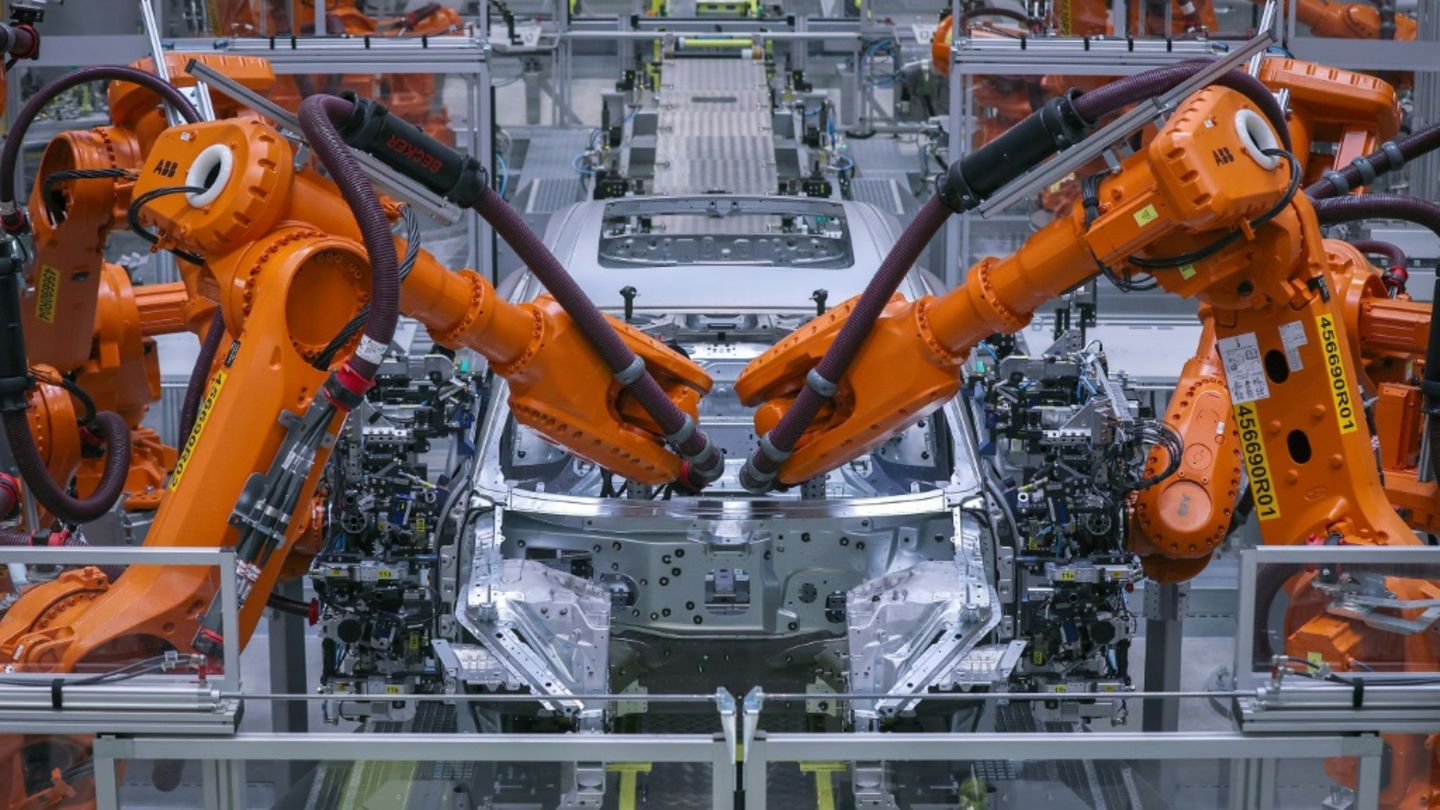 EY: Zahl der Beschäftigten deutscher Industrieunternehmen geht weiter zurück