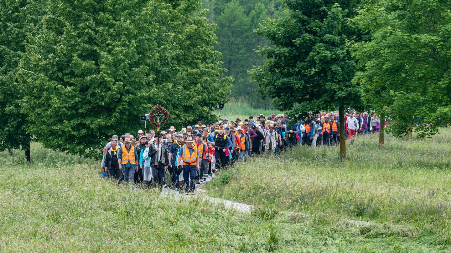 Kirche und Brauchtum: Regensburger Pilger erreichen nach 111 Kilometern Altötting