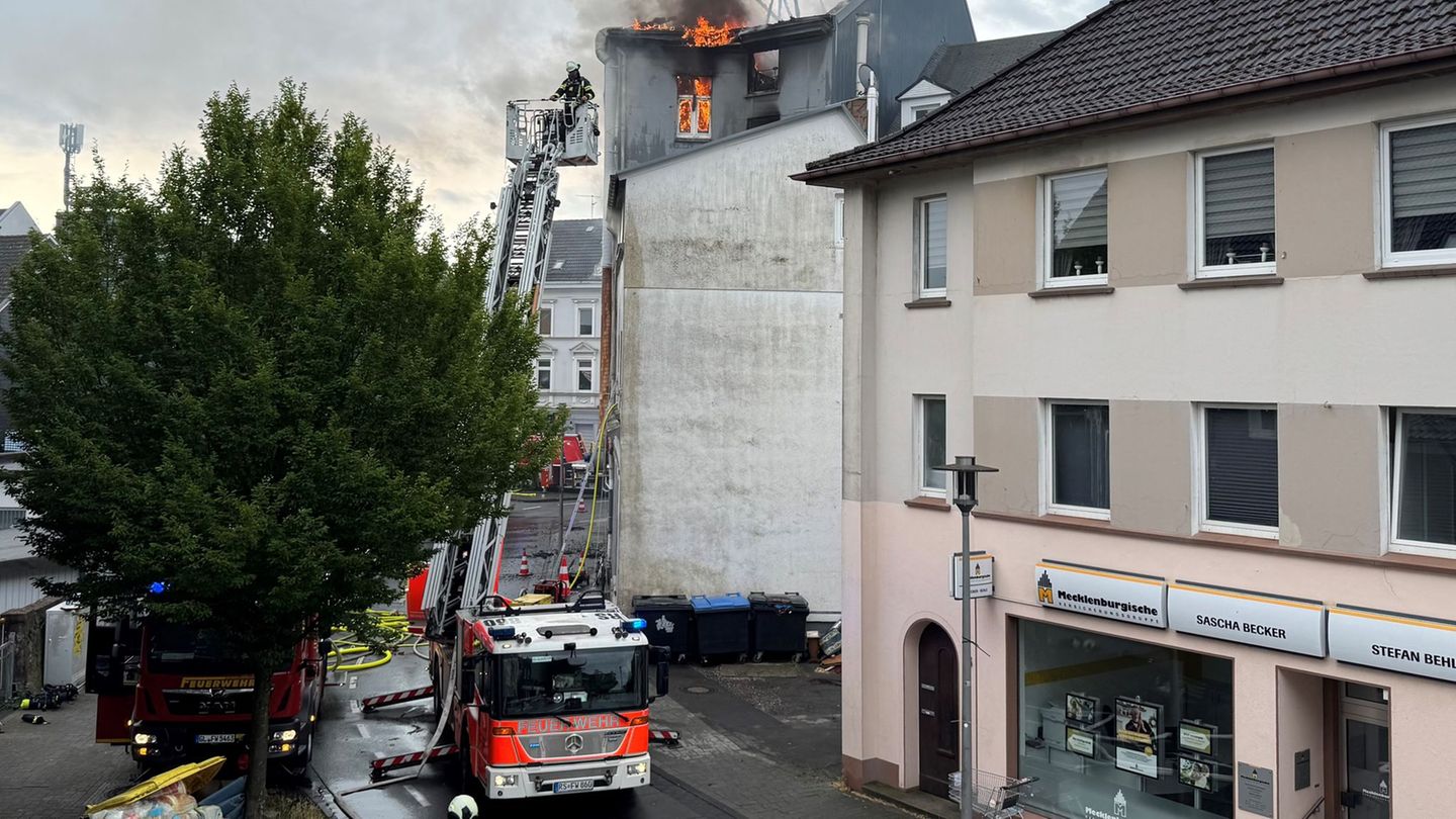 Brände: Brände in Mehrfamilienhäusern – Feuerwehr in Dauereinsatz