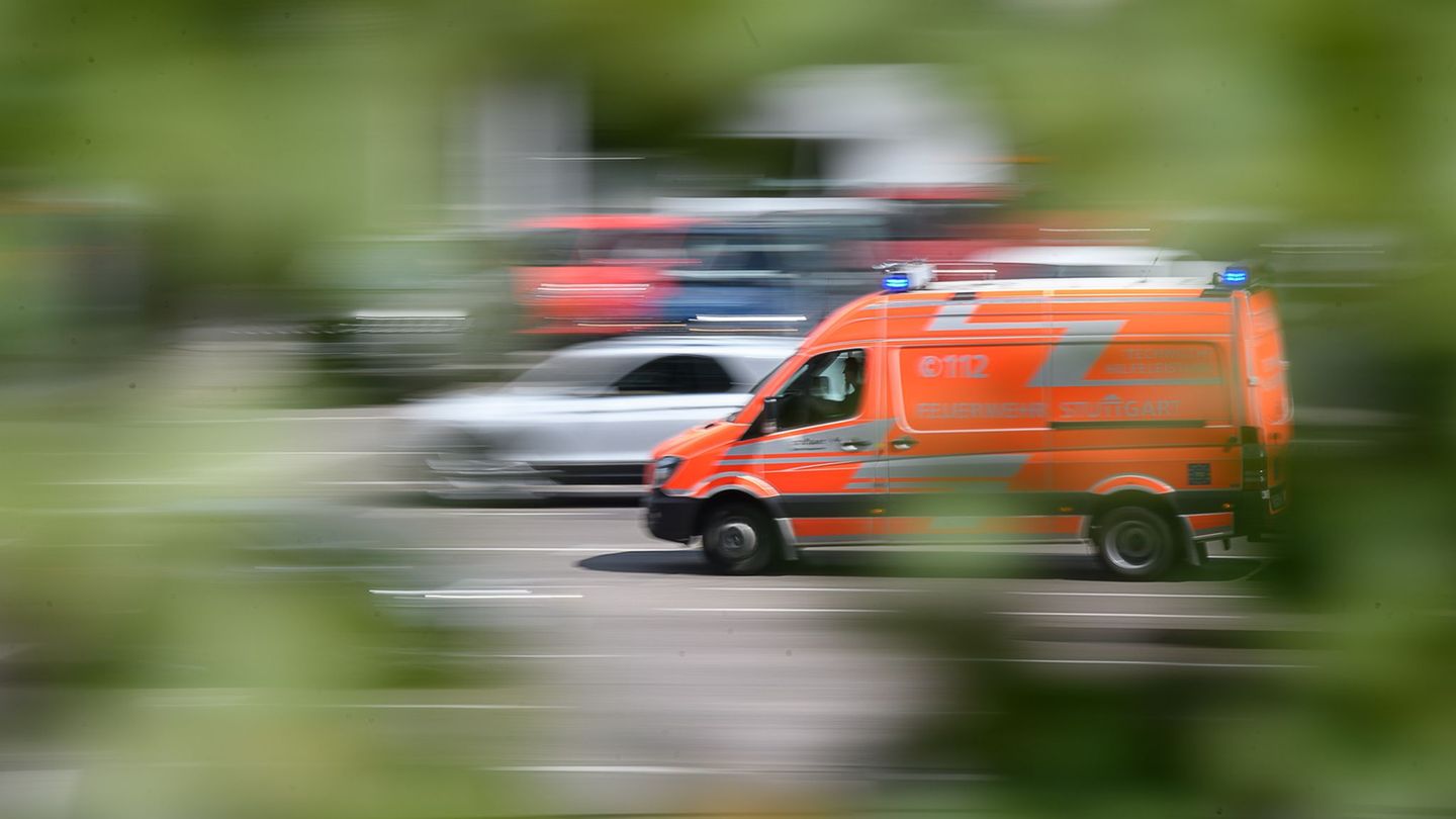 Notfälle: Auto prallt gegen Betonmauer – zwei Schwerverletzte