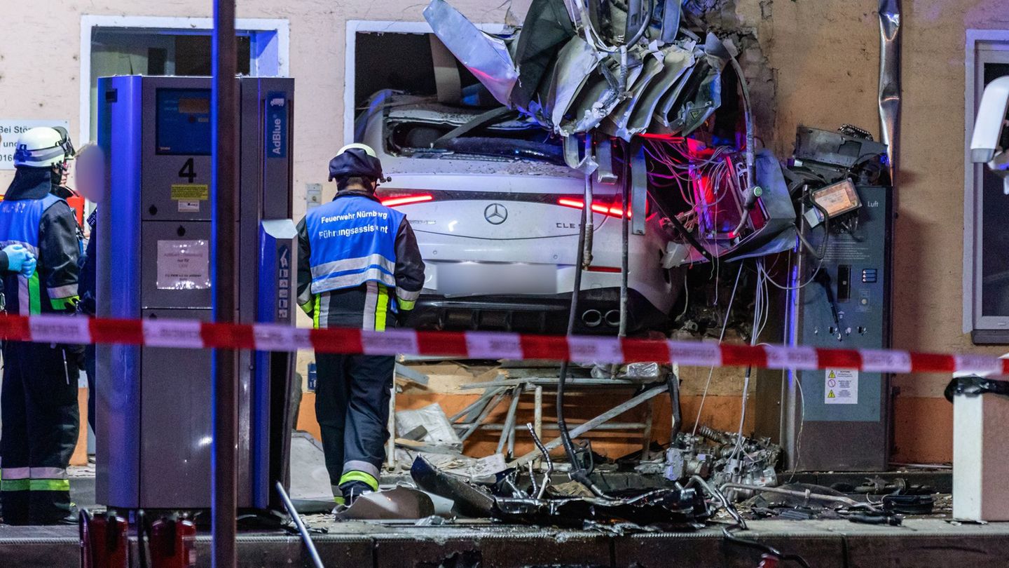 Unfälle: Auto kracht in Tankstelle und reißt Zapfsäule ab