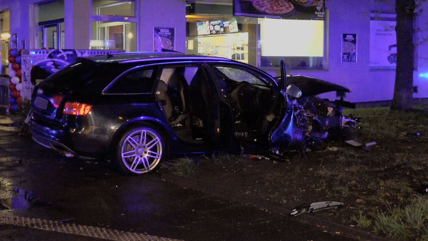 Verkehr: Auto überschlägt sich auf Kreuzung – vier Verletzte