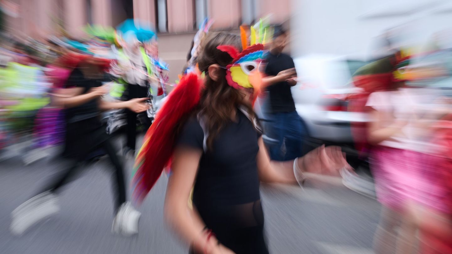 Straßenfest und Umzug: Umzug zum Karneval der Kulturen erstmals im Osten Berlins