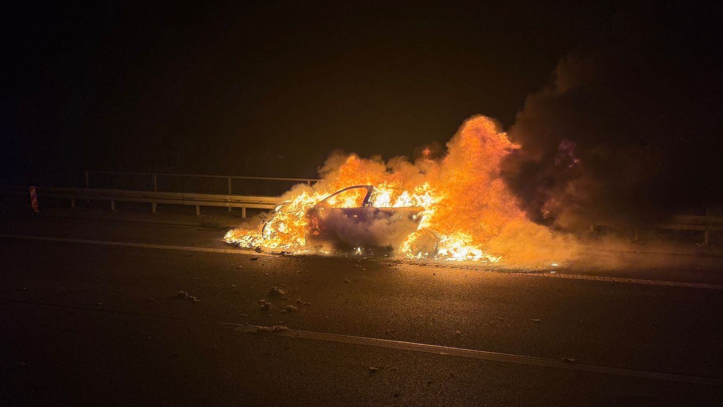 Auf der Autobahn 5: Technischer Defekt – Auto brennt komplett aus