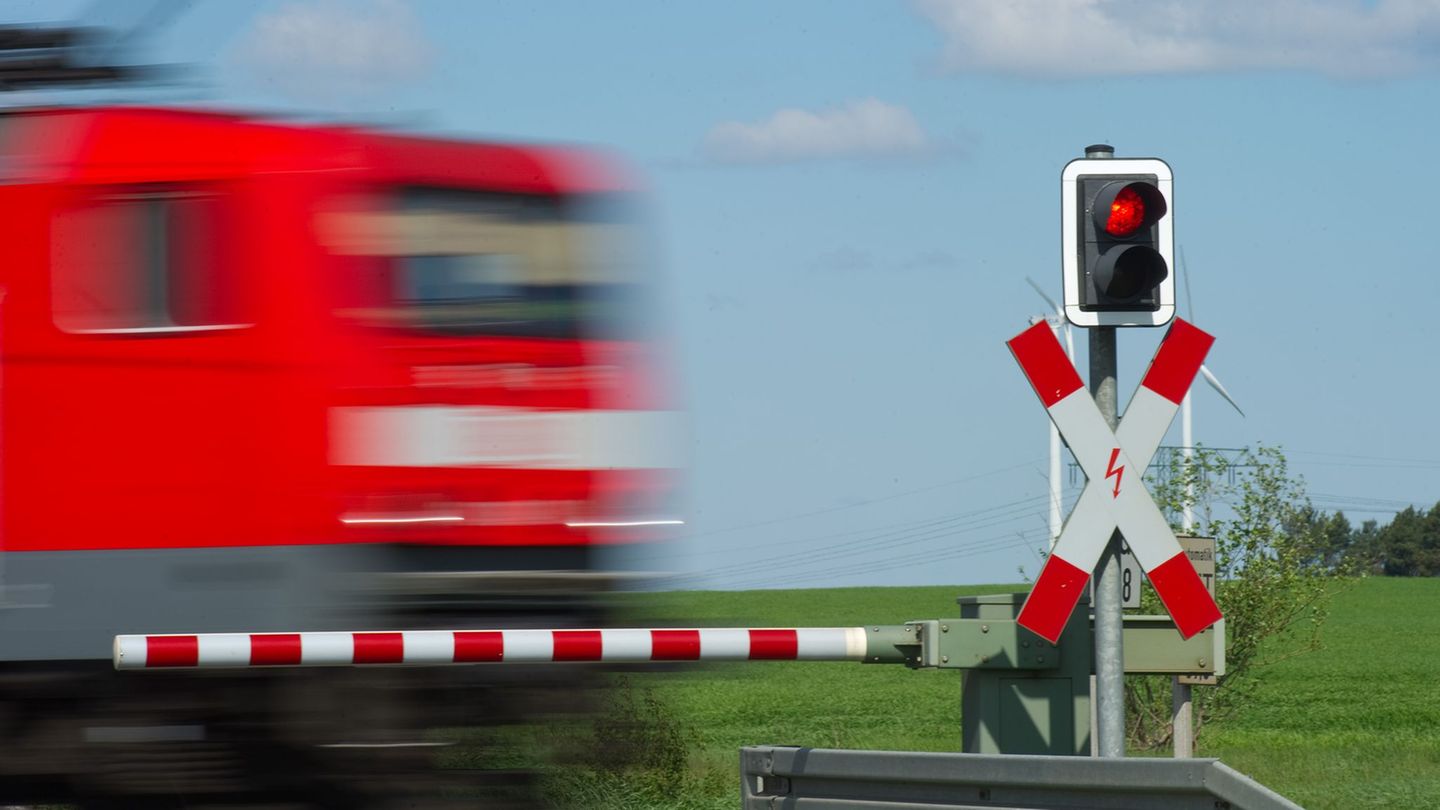 Abstand falsch eingeschätzt: Zu nah am Gleis – Auto wird von Zug erfasst