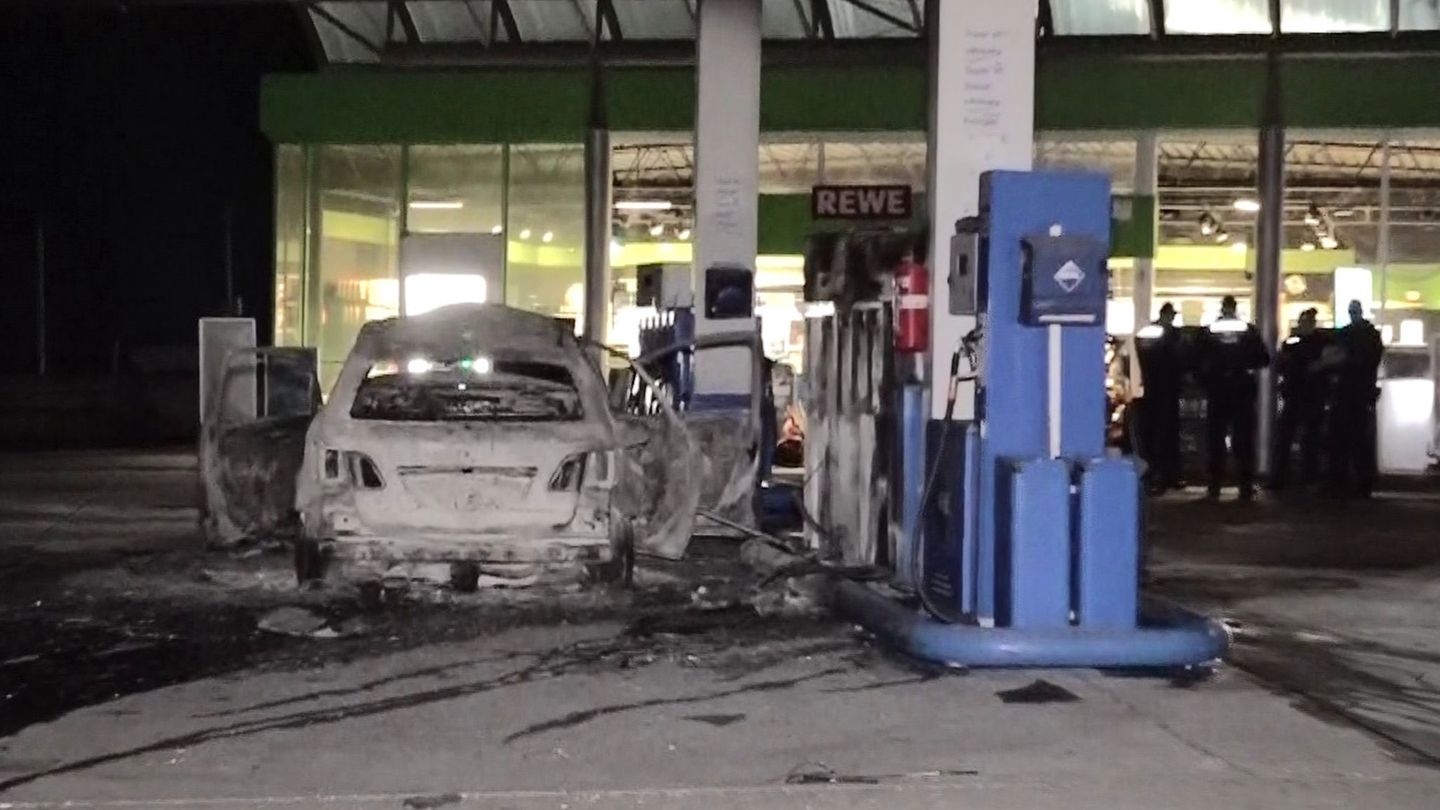Kriminalität: Mann fährt brennendes Auto an Tankstelle und droht mit Axt