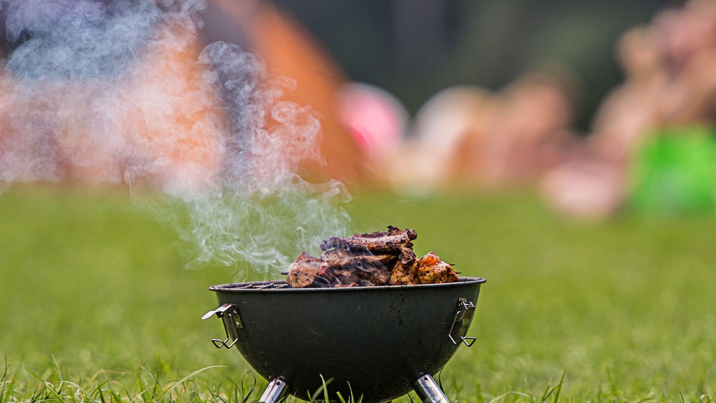 Stichflamme: Grillunfall: Jugendlicher verbrennt sich Gesicht