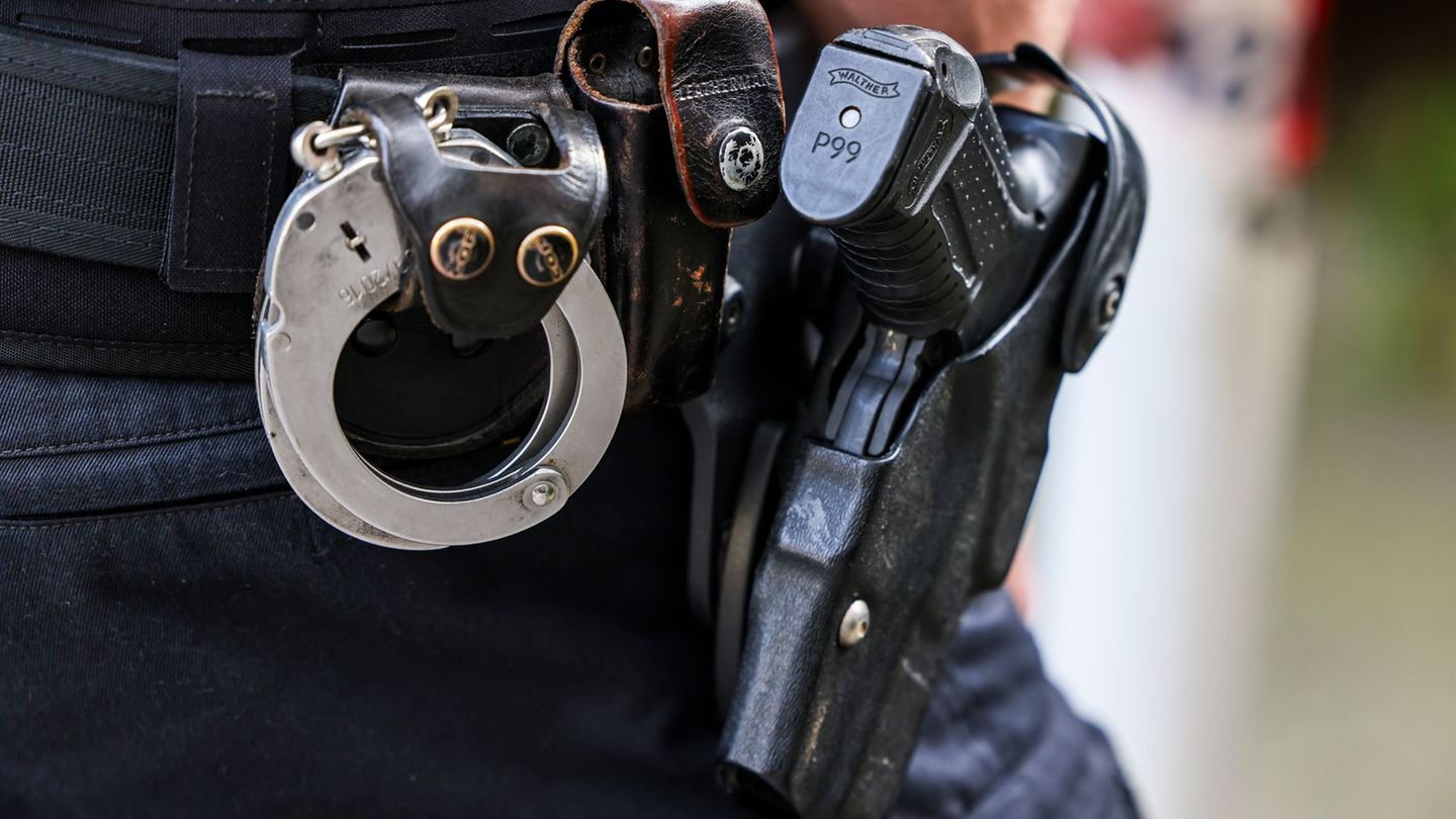 Kriminalität: Mann will an Polizeiwaffen – Schuss trifft Hauswand