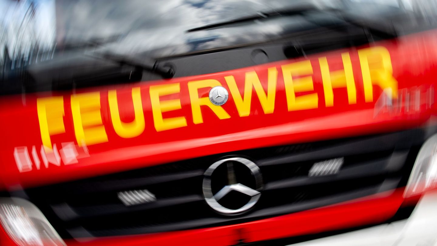Flammen im Dachgeschoss: Brand in Celle – Feuerwehr findet tote Person