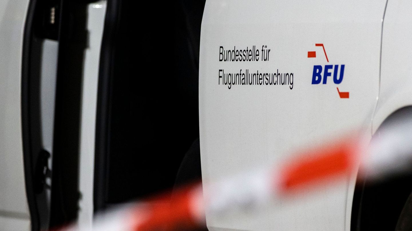 Luftverkehr: Bundesstelle ermittelt nach Notlandung auf Garagendach
