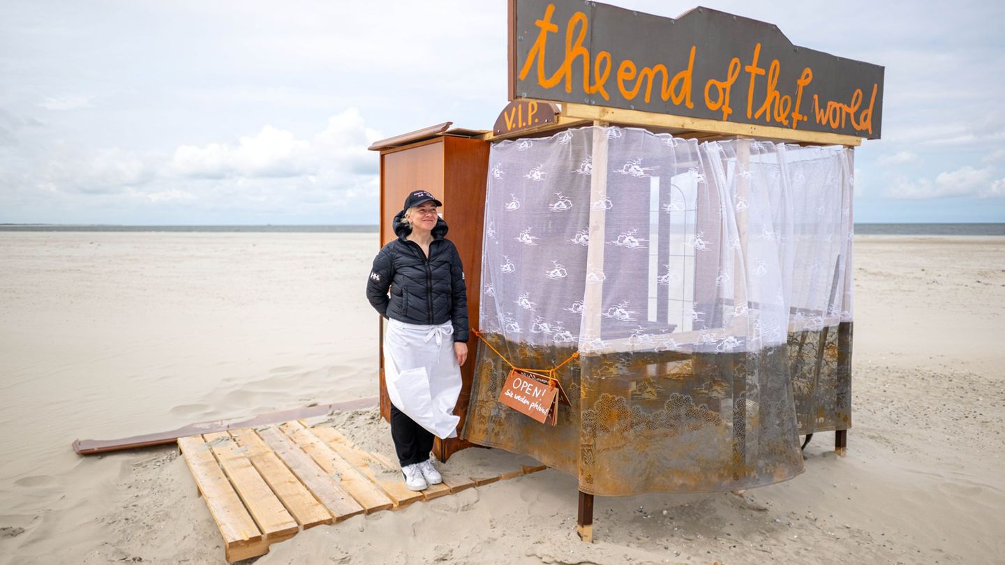 Kunstprojekt auf Nordseeinsel: Aktionskünstlerin baut Strandbar für „Endzeit-Gespräche“