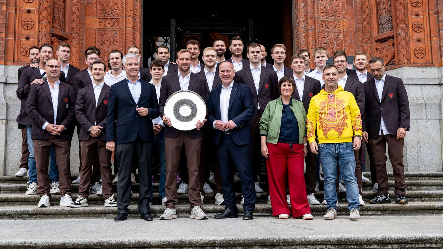 Handball: Nach Meistertitel: Füchse Berlin im Roten Rathaus
